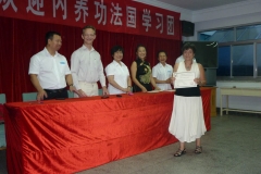 Au centre Madame Liu Ya Fei, directrice du Centre National de Qi Gong en Chine.