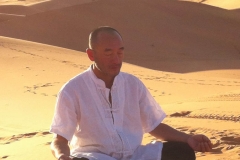 Maître Liu Deming en méditation dans le désert marocain, novembre 2017