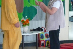 Ingrid remettant à Maître Liu un cadeau à la fin d'un stage